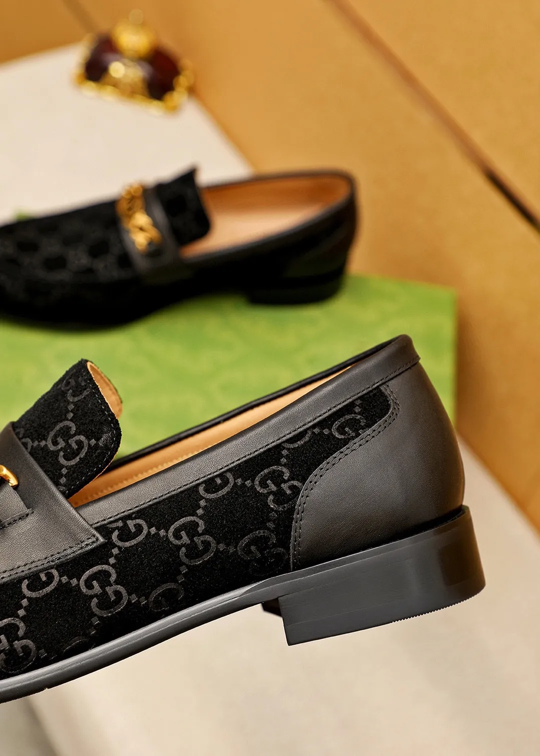 Men's shoes 💰460 💐 Product trademark: GUCCI "Gucci" casual leather shoes Regular size: 38-44 (45.46.47🉑️Customized) Product materials: Selected imported first-layer frosted calfskin embossed upper + classic hardware buckle, imported cowhide leather lining. Strong three-dimensional visual effect, combined outsole Color: 1⃣️color optional